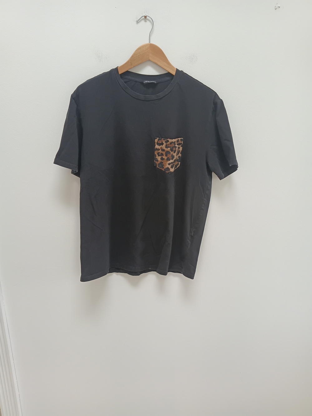 SHEIN Men's Black T-shirt with Leopard Patch Pocket Size Large